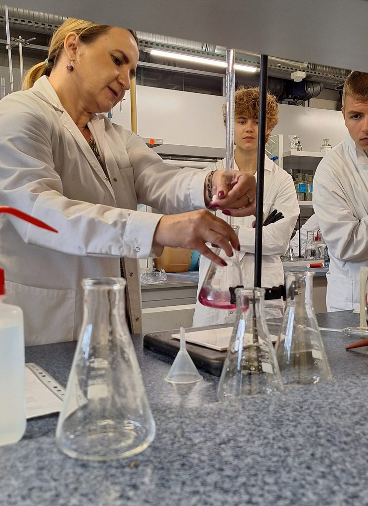Uczniowie na zajęciach z chemii