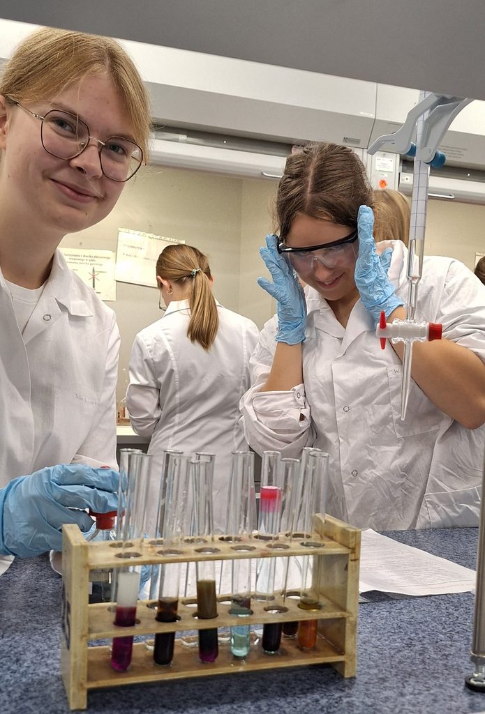 Uczniowie na zajęciach z chemii