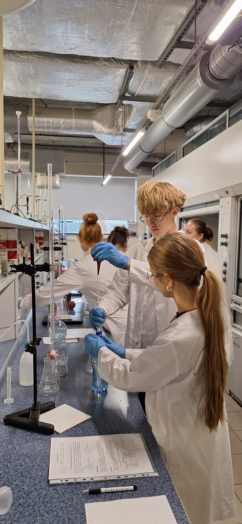 Uczniowie na zajęciach z chemii