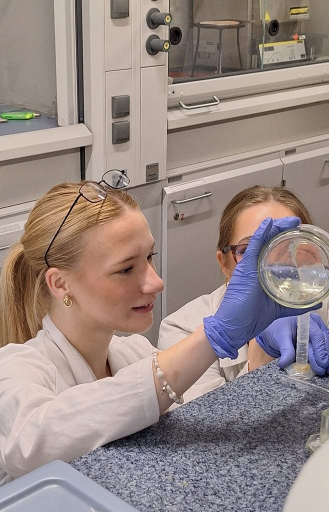 Uczniowie na zajęciach z chemii