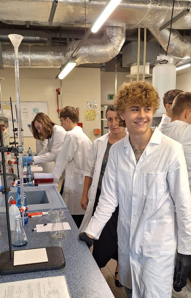 Uczniowie na zajęciach z chemii
