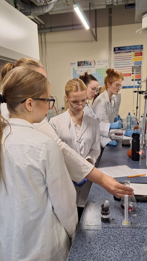 Uczniowie na zajęciach z chemii