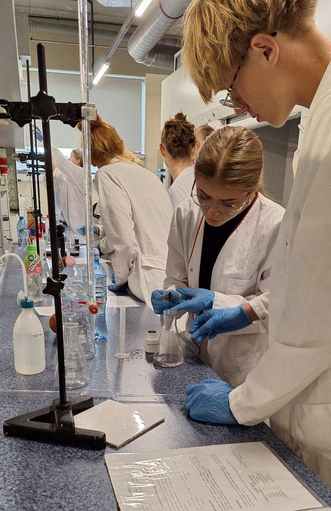 Uczniowie na zajęciach z chemii