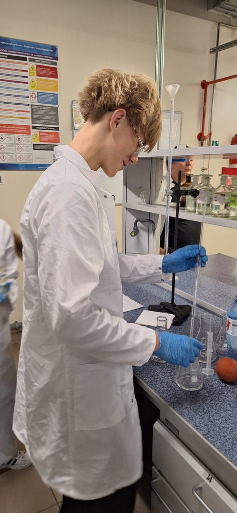 Uczniowie na zajęciach z chemii