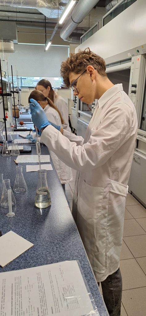 Uczniowie na zajęciach z chemii